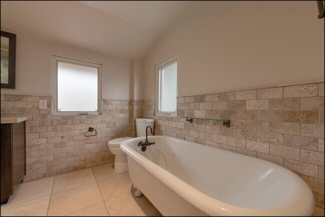 Building Photo - 1420 Hawthorne St