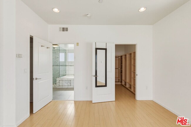 Building Photo - 3637 Dunn Dr