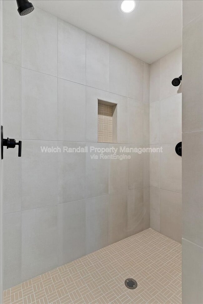 Building Photo - 837 E 3rd N