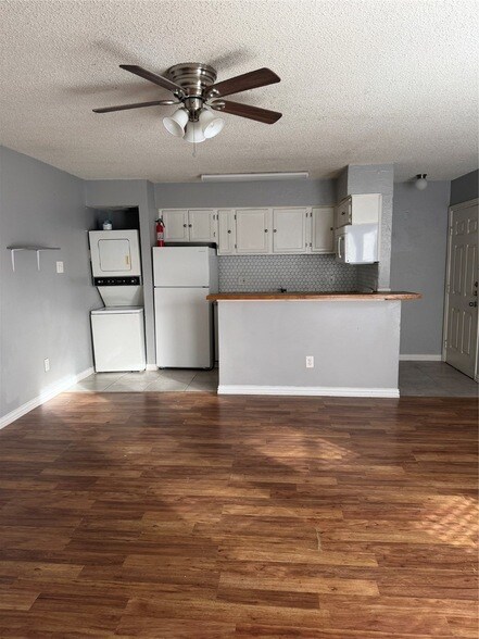 Building Photo - 9809 Walnut St