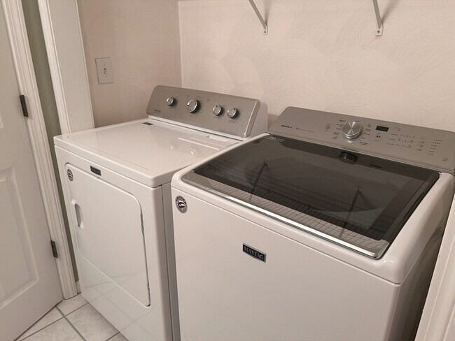 Building Photo - 933 Varnum Ave