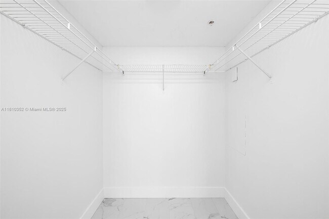Building Photo - 610 W Las Olas Blvd