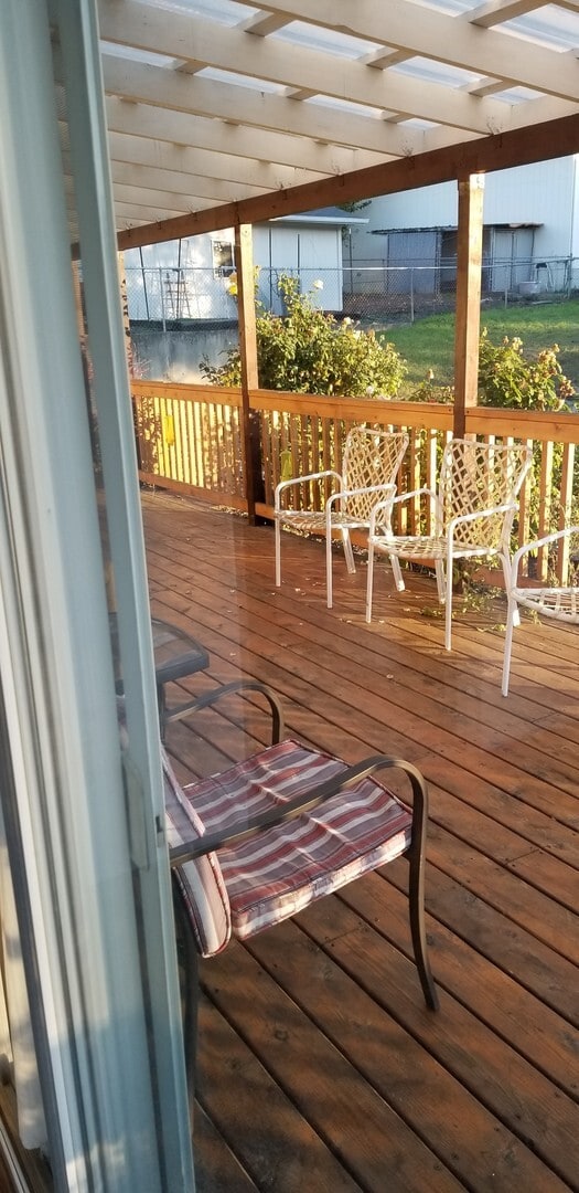 Building Photo - 3 bedroom, 2 bathroom home in well established neighborhood.