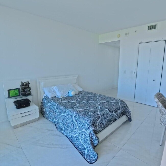 Building Photo - 650 NE 32nd St