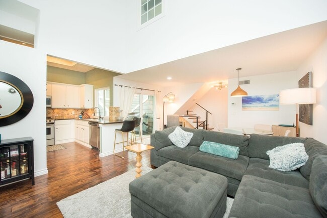 Building Photo - Costa Mesa Newport Heights Stunner!