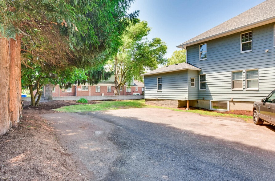 Building Photo - 2100 NE Flanders St