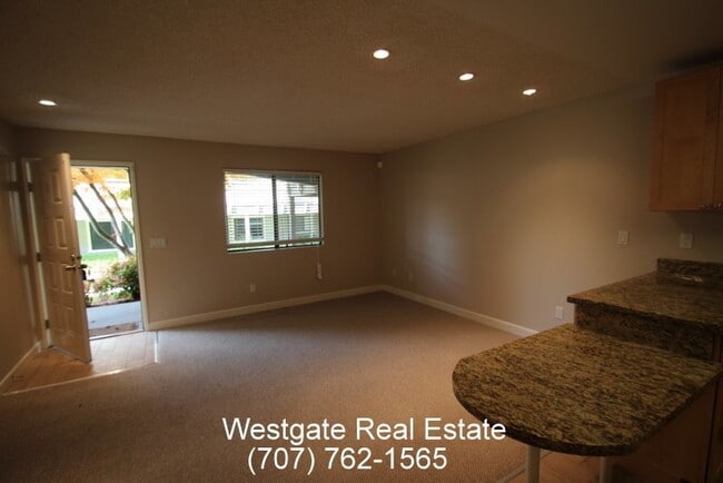 Building Photo - Lovely 1 Bedroom/1 Bathroom West Petaluma ...