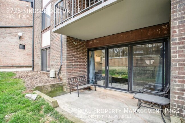 Building Photo - Stunning, Sun-Lit, Walkout LVL Patio Condo!