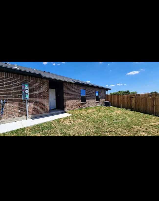 Building Photo - 5413 Rose Gdn Lp