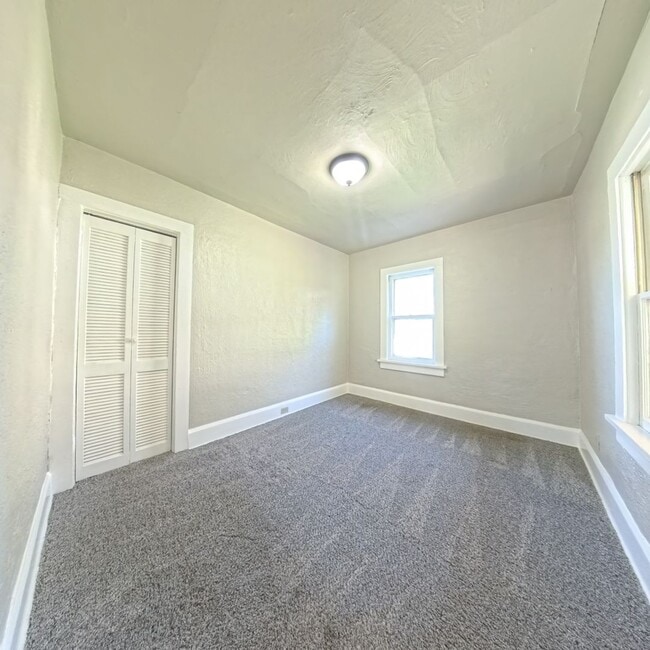 Building Photo - 2 Bedroom 2 Bathroom Home Available