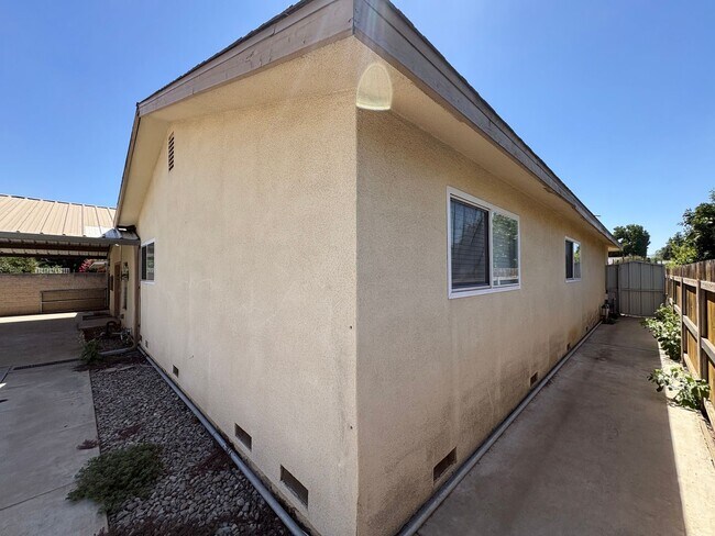 Building Photo - 708 S Peggy St