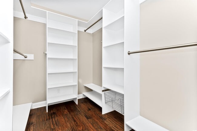 Building Photo - 1592 Buckingham Ave