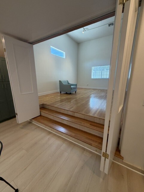 Building Photo - 1031 E Tujunga Ave