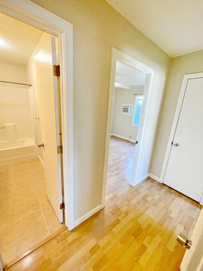 Building Photo - 3 Bed 1 Bath Unfurnished house in the Hear...