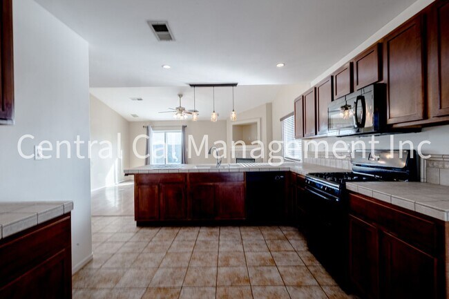 Building Photo - 3 Bedroom/2 Bath with Pool in the Southwest - $2295 Per Month!