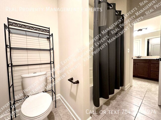 Building Photo - Spacious 5BR/3.5BA Home in Mooresville!