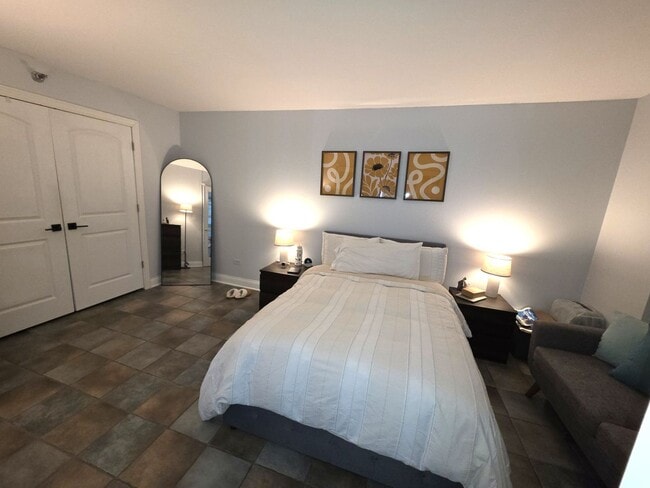 Building Photo - 345 N La Salle Dr