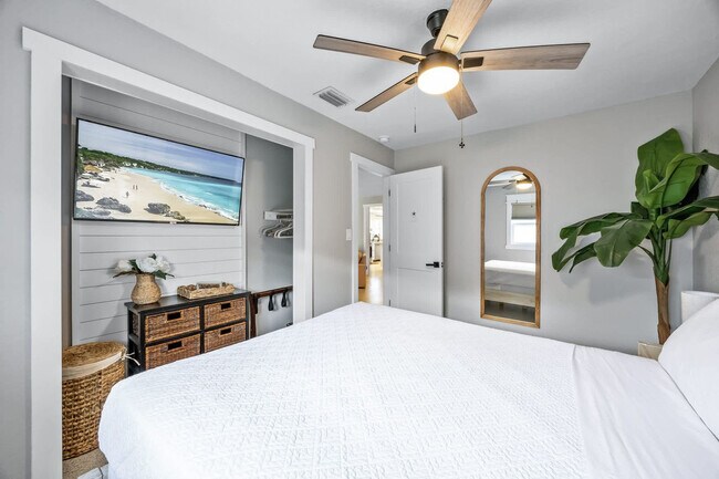 Building Photo - 366 W Osceola Ln