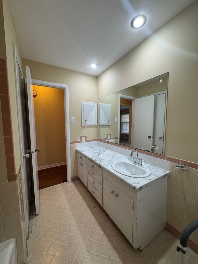 Building Photo - Spacious 1/2 Duplex in Great Waldo Area