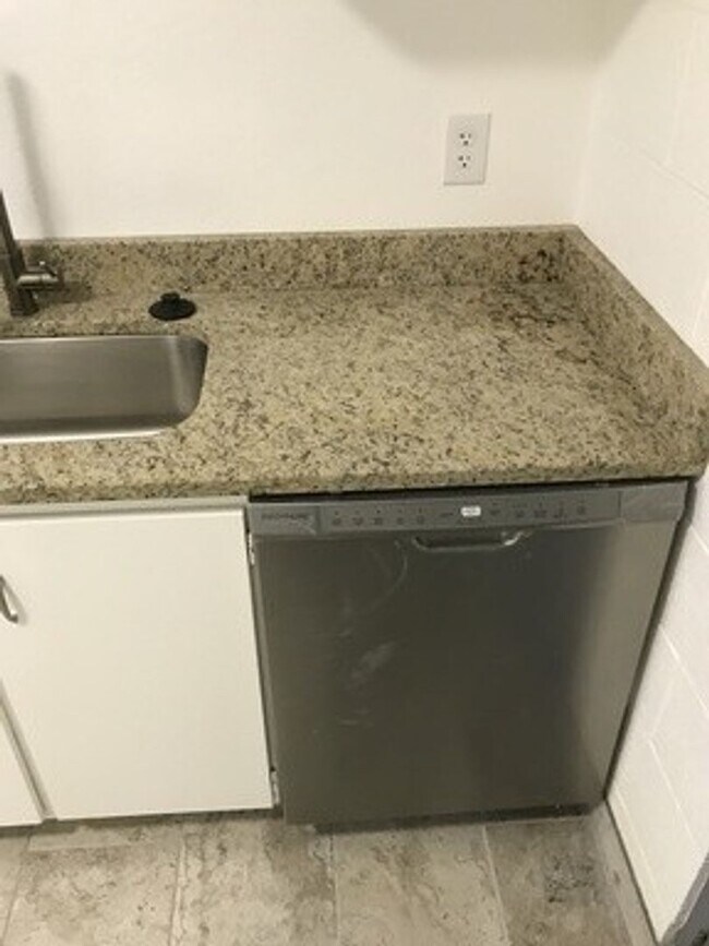 Building Photo - Studio Apartment - Available August 18th