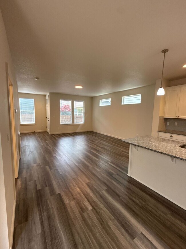 Building Photo - Immaculate 3B/2.5Ba Home in Ridgefield! Available NOW!