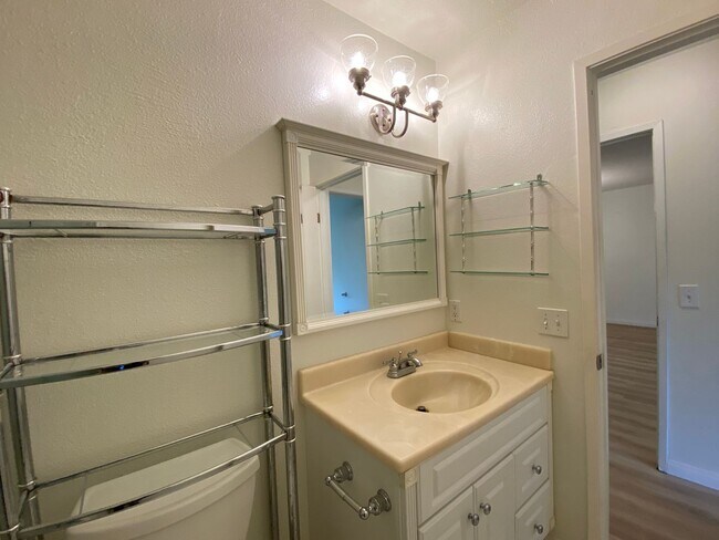 Building Photo - Spacious 2 Bedroom/ 2 Bath in the Highly D...