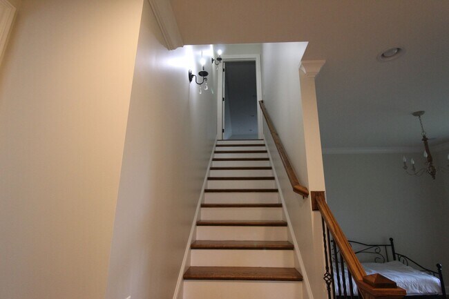 Building Photo - 3 Bedroom 3 Bath House in Beautiful, Quiet Setting