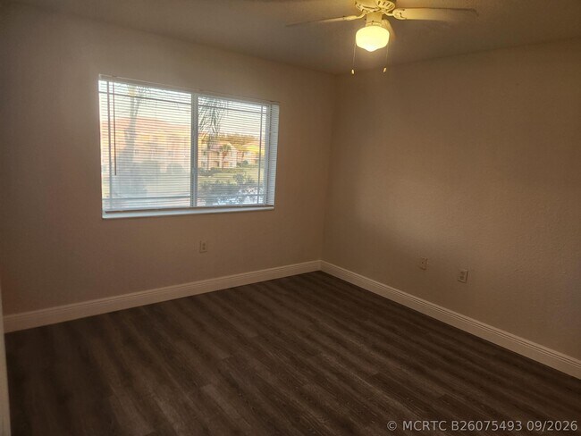 Building Photo - 241 SW Palm Dr