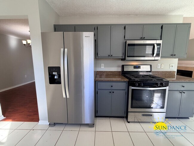 Building Photo - Stunning 3 Bedroom Home in Mary Esther!