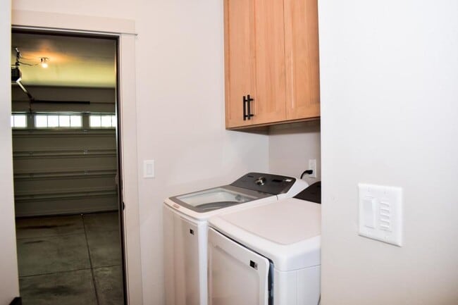 Building Photo - 214 Oak Crest Way