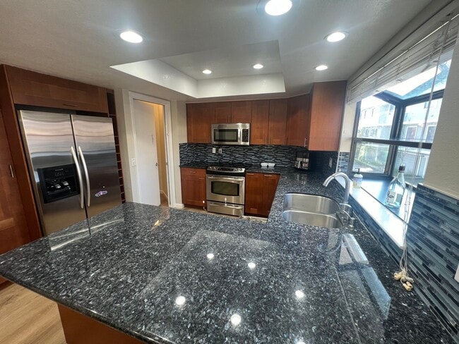 Building Photo - Beautiful 3 bed 2.5 bath Townhouse in Camp...