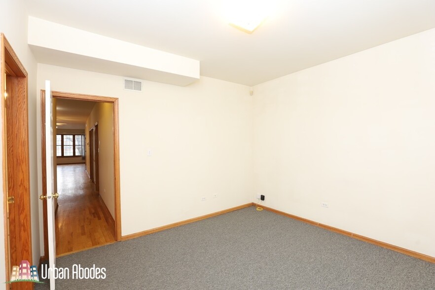 Building Photo - 920 N Paulina St