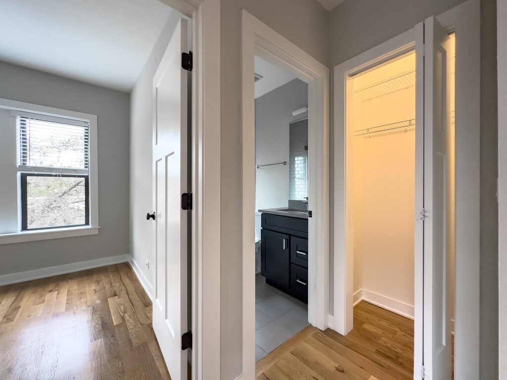 Building Photo - 2206 W Eastwood Ave