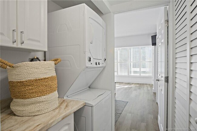 Building Photo - 245 NE MacArthur Blvd