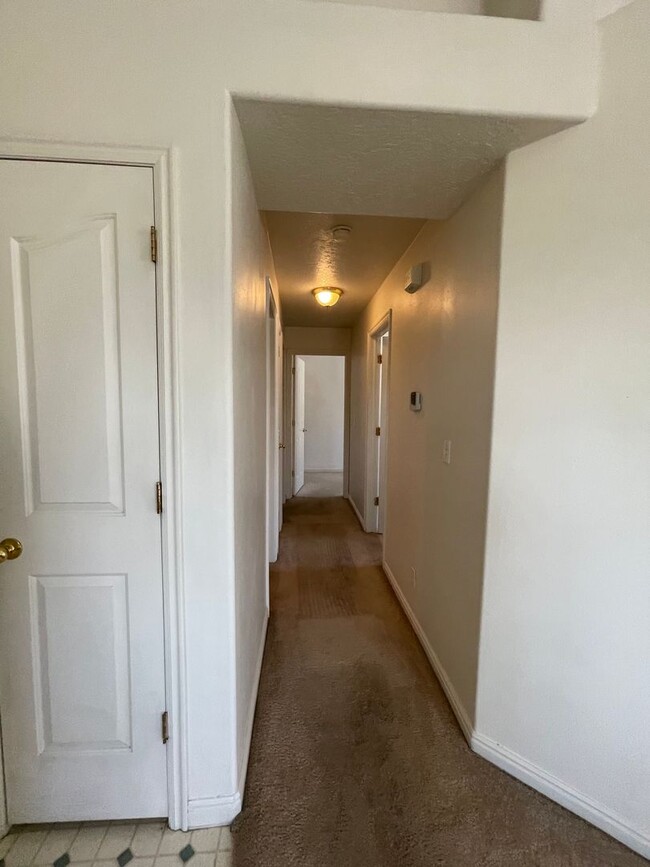 Building Photo - Great 2 bed 1 bath condo located in Countr...