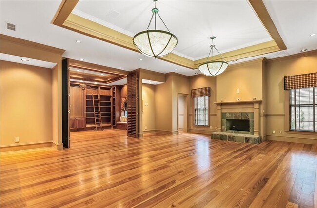 Building Photo - 430 W Wesley Rd NW