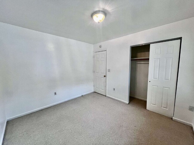 Building Photo - OPEN HOUSE SUNDAY THE 21ST 1PM-3PM! Move-In Special: Receive $1,300 off your first full month’s r...