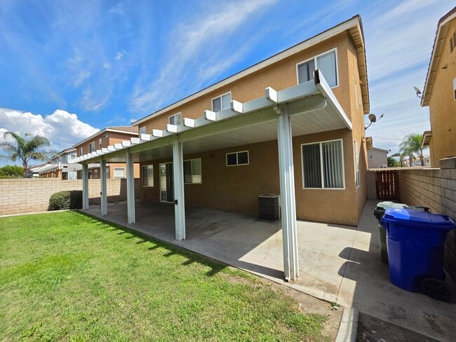 Building Photo - MOVE IN READY!!