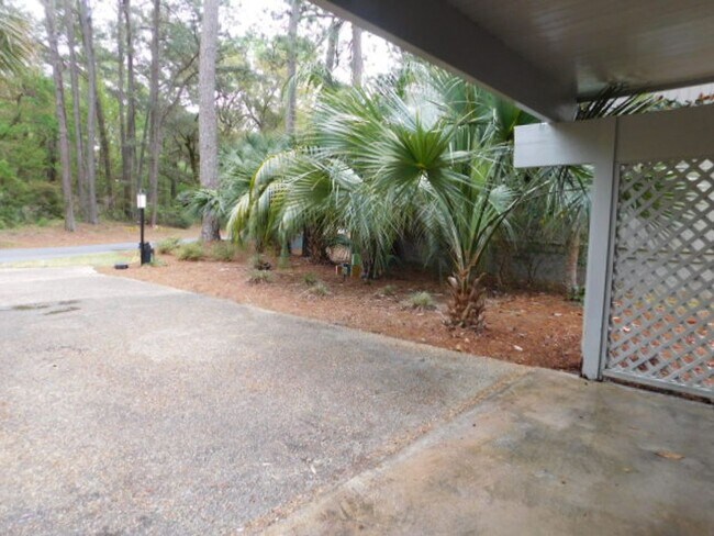 Building Photo - Spacious 2 Bedroom Home Located In Sea Pines