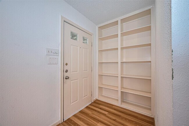 Building Photo - 1311 Antoine Dr