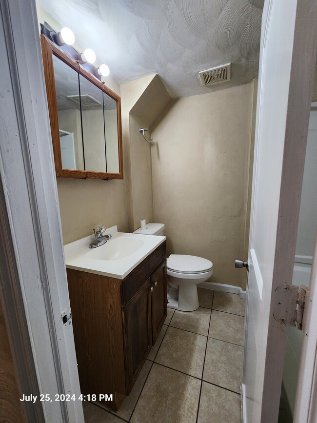 Building Photo - 2804 Mapleton Ave