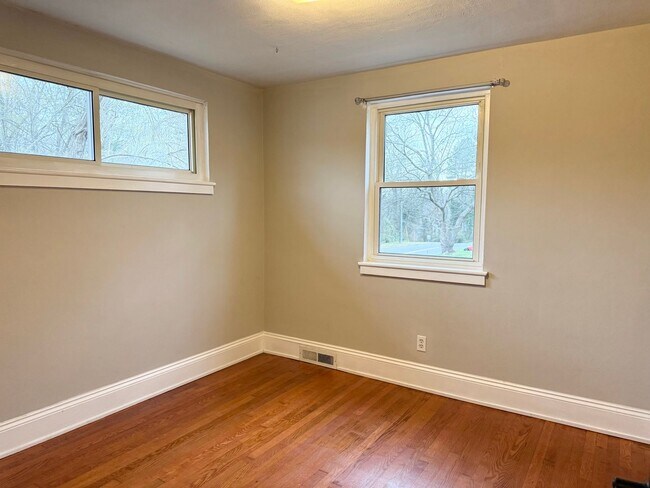 Building Photo - Beautiful Brick Home in Prime Hickory Location – Spacious Layout & Hardwood Floors!