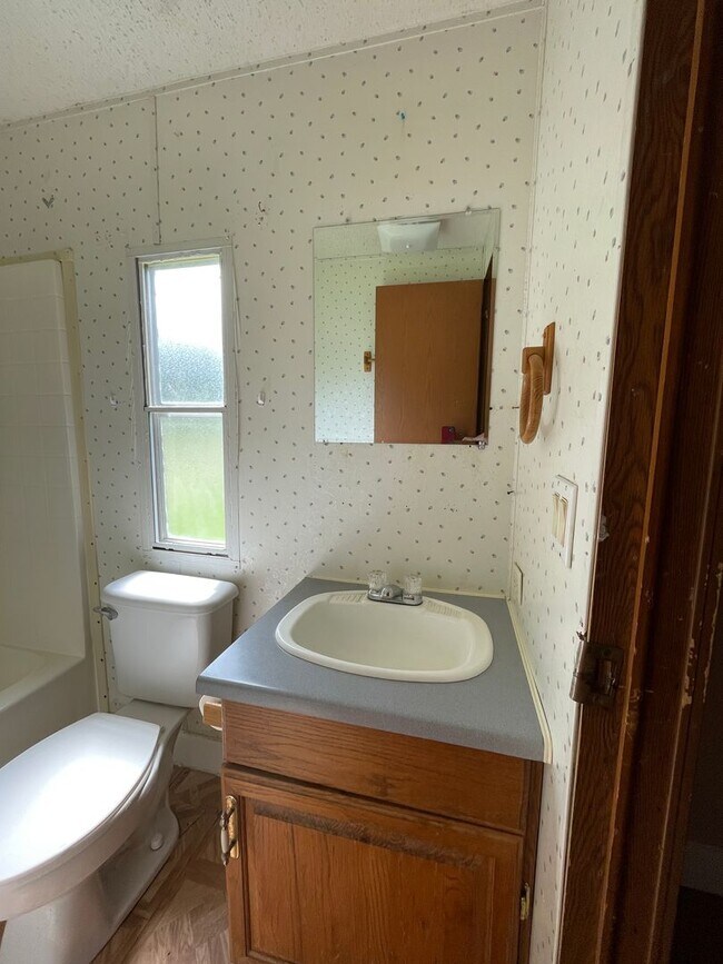 Building Photo - Country living with spacious front and backyard - 4 beds/ 2bath available now!!
