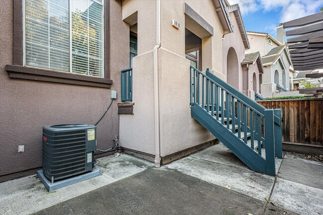 Building Photo - Townhome with AC