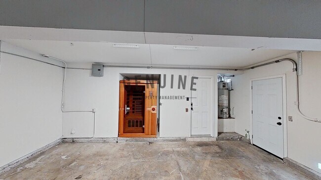 Building Photo - Spacious and Nicely Updated House With Gre...
