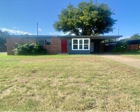 Building Photo - 3 bed 1 bath rental near YMCA now available.