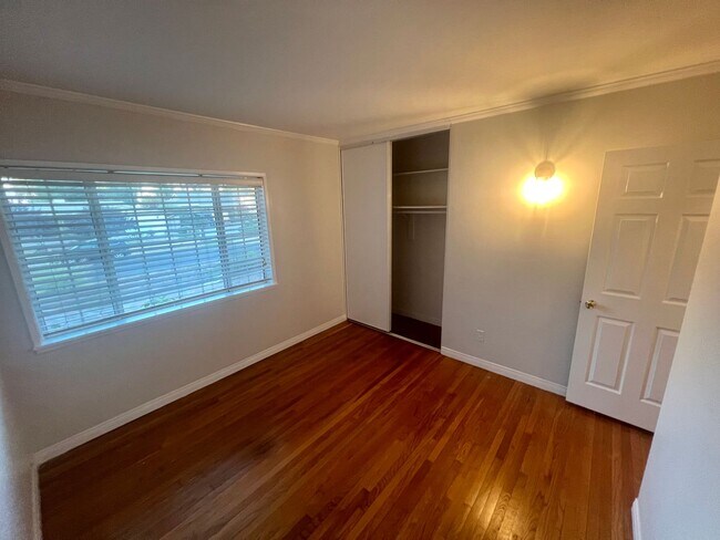 Building Photo - Spacious 3 Bedroom House with Private Gara...