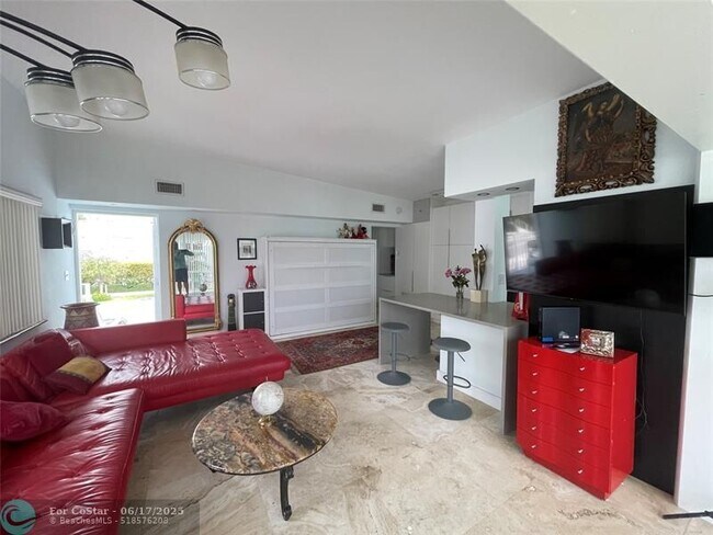 Building Photo - 425 Bayshore Dr