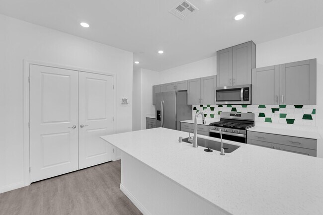 Building Photo - 4747 Bluebird Clfs Ave