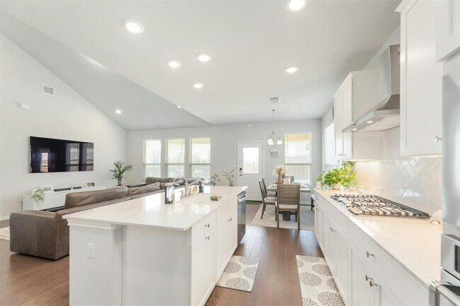 Building Photo - 6805 Covina Ln